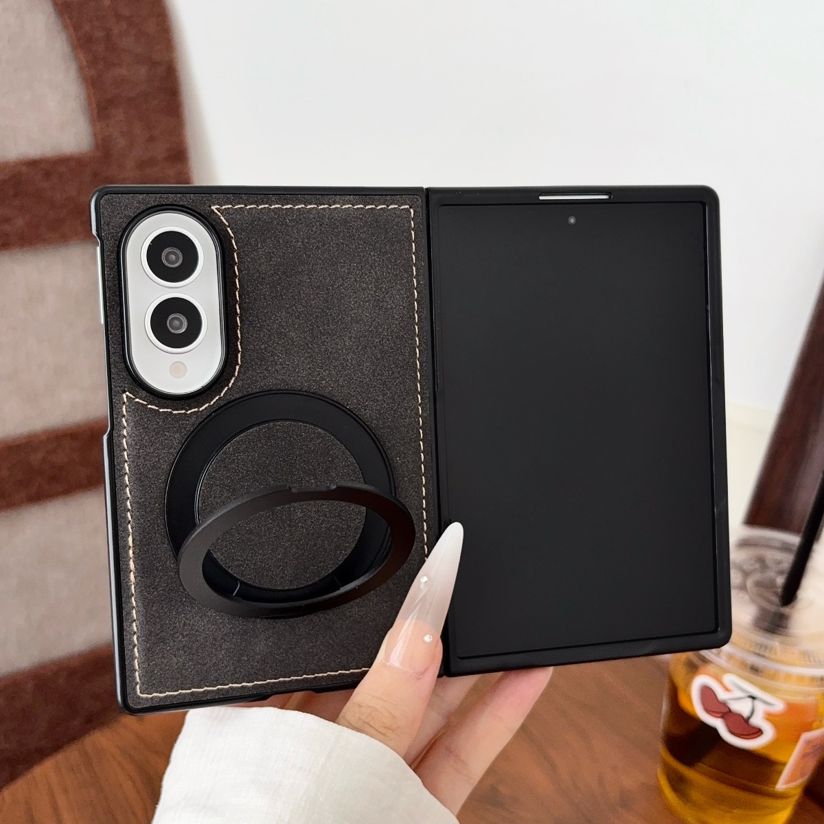 Роскошный чехол из овечьей кож – обзор и цена Magnetic Charging Stand